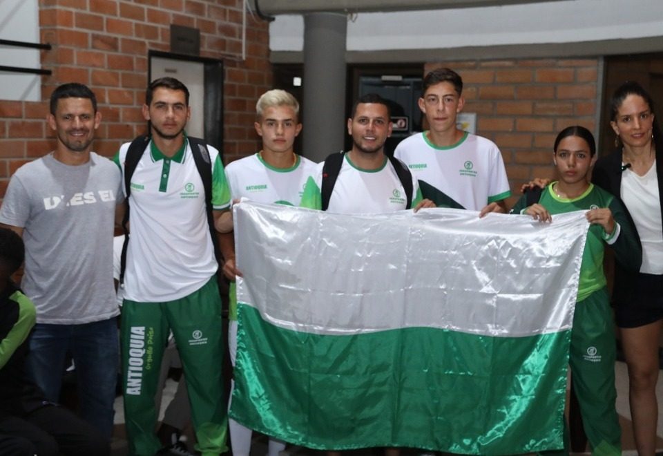 ¡Antioquia, llena de orgullo! Deportistas de los Juegos Intercolegiados recibieron la bandera del departamento