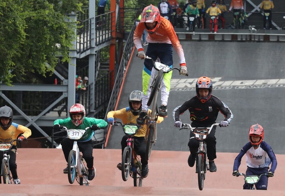 Medellín dominó en ajedrez, atletismo, natación y patinaje en el subregional de los Departamentales en Sabaneta, mientras Bello se destacó en fútbol sala femenino