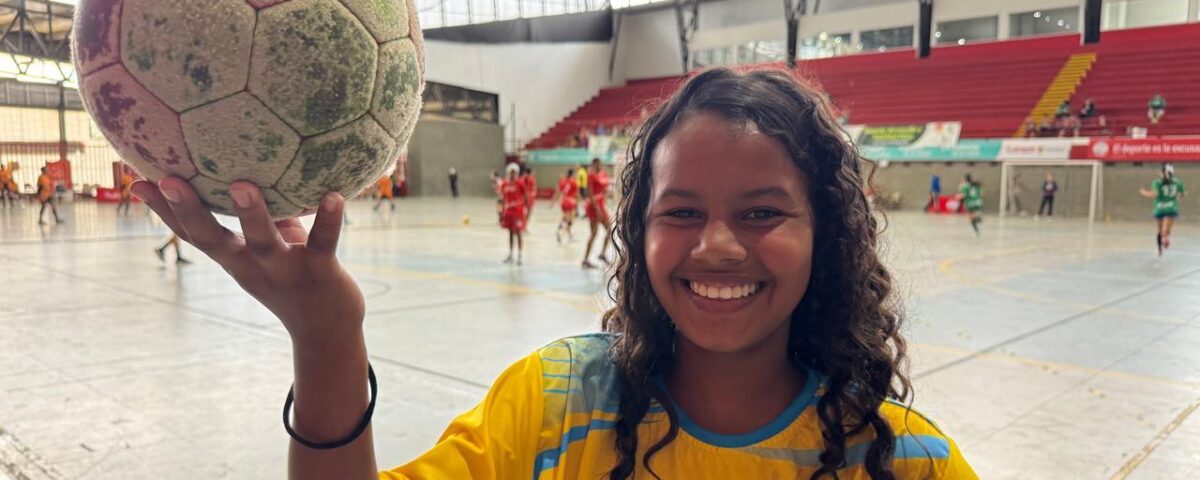 Alba Guerra Alvarado juega balonmano, en la final de los Juegos Deportivos Intercolegiados, con tenis regalados