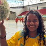 Alba Guerra Alvarado juega balonmano, en la final de los Juegos Deportivos Intercolegiados, con tenis regalados