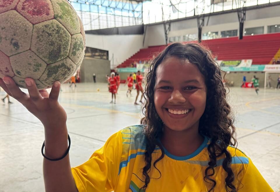 Alba Guerra Alvarado juega balonmano, en la final de los Juegos Deportivos Intercolegiados, con tenis regalados