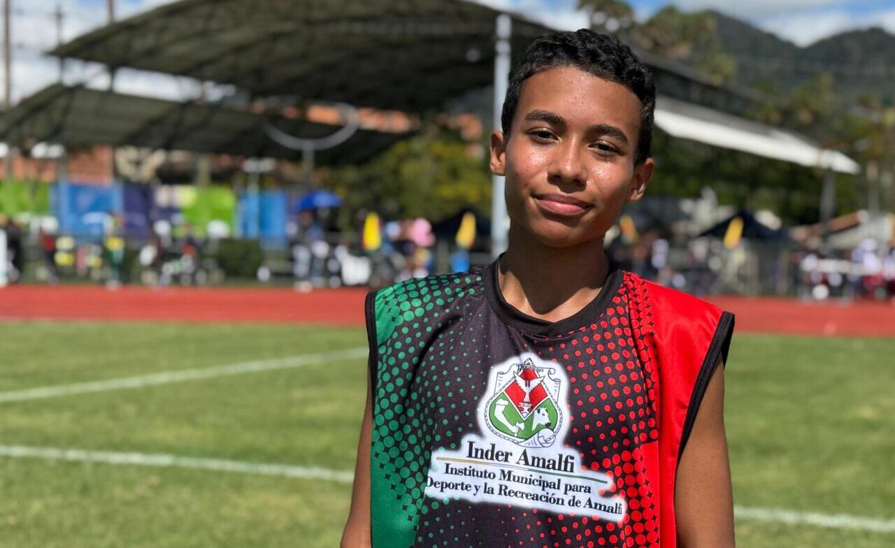 Dilan Sebastián Muñoz, atleta amalfitano, corre con gratitud y ahora representará a Antioquia en la final nacional de los Juegos Intercolegiados