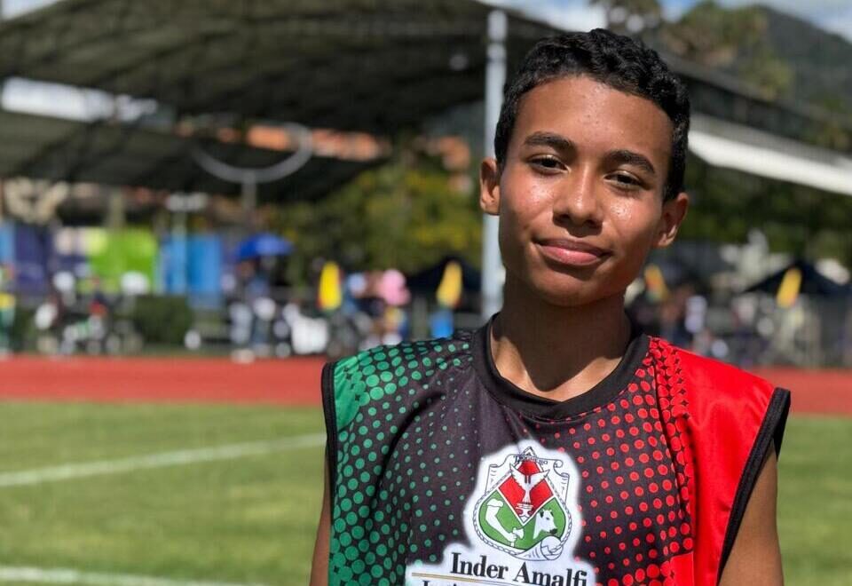Dilan Sebastián Muñoz, atleta amalfitano, corre con gratitud y ahora representará a Antioquia en la final nacional de los Juegos Intercolegiados