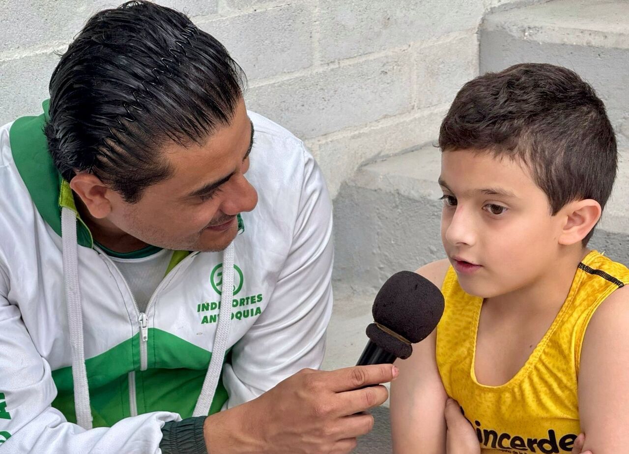 En la foto, el deportista Clark Suárez de lucha de La Ceja del Tambo, entrevistado por el periodista Andrés Esteban Marín Marín.