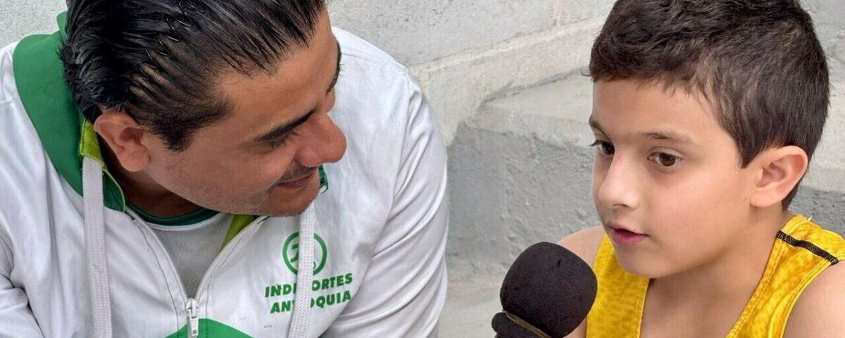En la foto, el deportista Clark Suárez de lucha de La Ceja del Tambo, entrevistado por el periodista Andrés Esteban Marín Marín.