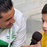En la foto, el deportista Clark Suárez de lucha de La Ceja del Tambo, entrevistado por el periodista Andrés Esteban Marín Marín.