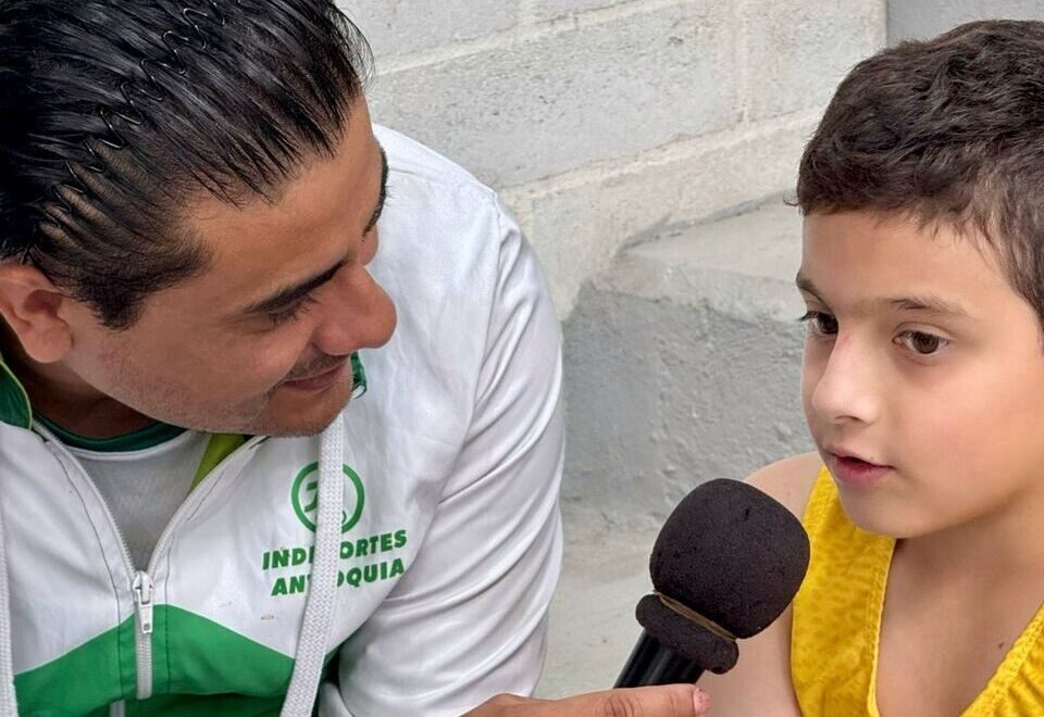 En la foto, el deportista Clark Suárez de lucha de La Ceja del Tambo, entrevistado por el periodista Andrés Esteban Marín Marín.