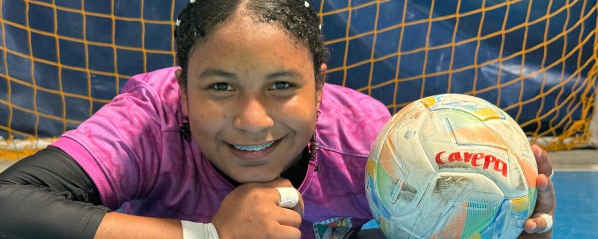 Arquera de Carepa en fútbol sala, de la final departamental de Juegos Intercolegiados, hace atajadas benditas