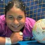 Arquera de Carepa en fútbol sala, de la final departamental de Juegos Intercolegiados, hace atajadas benditas