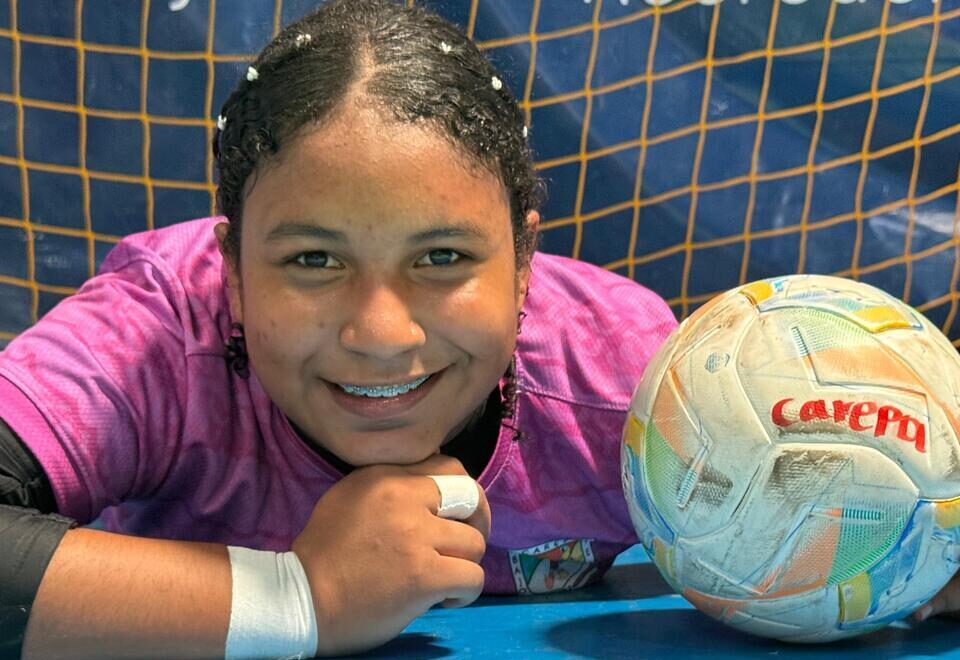 Arquera de Carepa en fútbol sala, de la final departamental de Juegos Intercolegiados, hace atajadas benditas