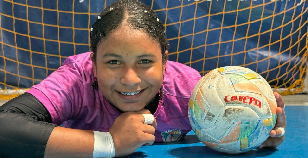 Arquera de Carepa en fútbol sala, de la final departamental de Juegos Intercolegiados, hace atajadas benditas