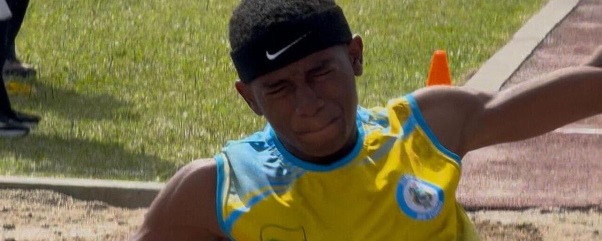 Con saltos que combinaron fuerza y sueños, el turbeño Yeferson Stiwear Mosquera voló alto en los Juegos Intercolegiados de Antioquia
