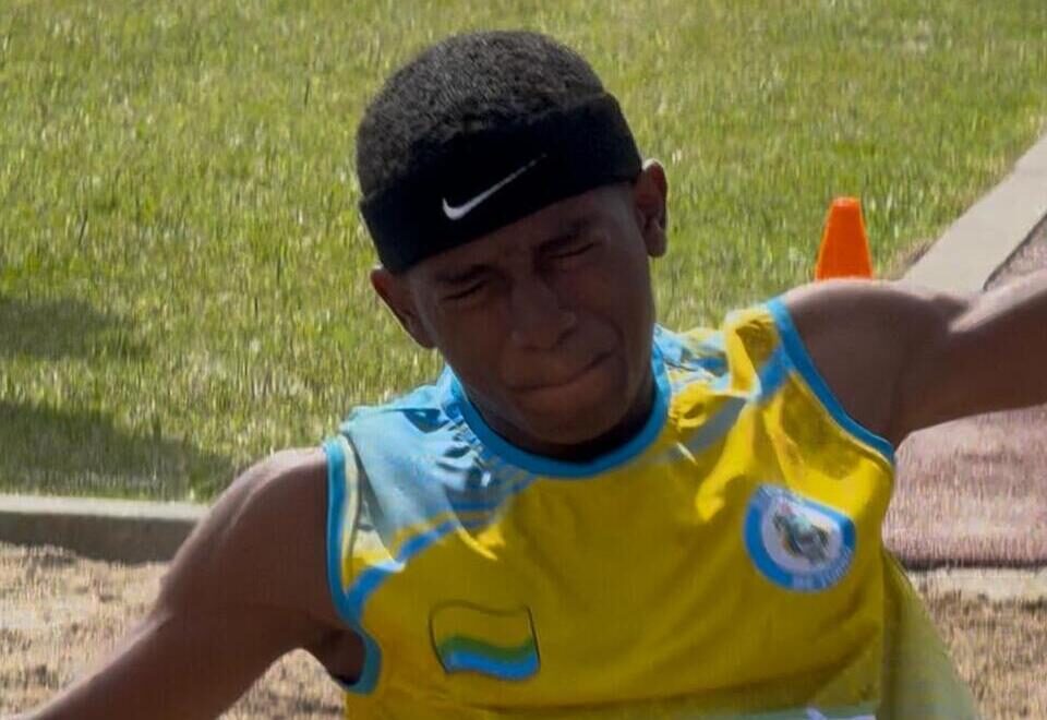 Con saltos que combinaron fuerza y sueños, el turbeño Yeferson Stiwear Mosquera voló alto en los Juegos Intercolegiados de Antioquia