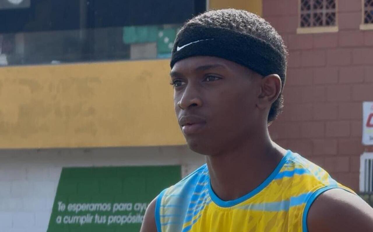 Con saltos que combinaron fuerza y sueños, el turbeño Yeferson Stiwear Mosquera voló alto en los Juegos Intercolegiados de Antioquia