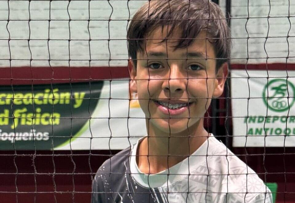 Agustín Álvarez ahorró para comprarse su raqueta de bádminton y compitió en Juegos Deportivos Deportivos Intercolegiados de Antioquia