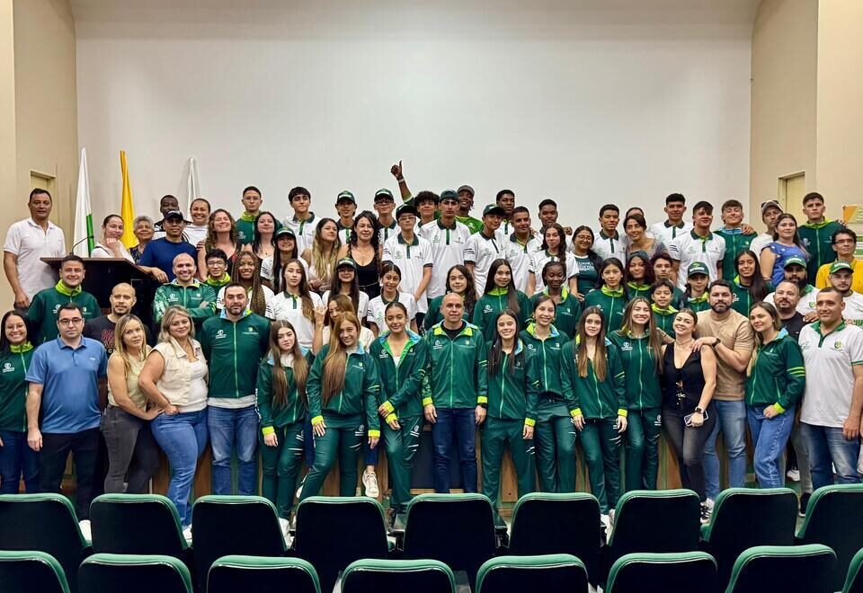 Indeportes Antioquia entregó la bandera y la “nueva piel” a sus deportistas rumbo a la final nacional de los Juegos Intercolegiados 2025