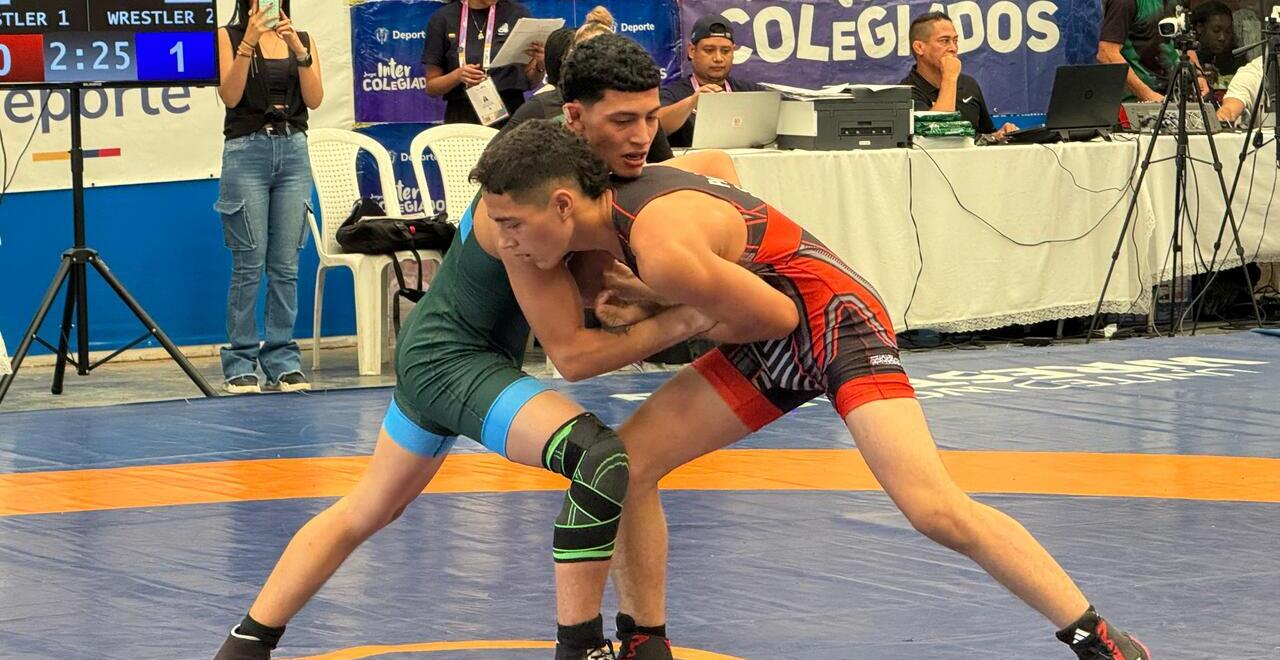 En la imagen, combate por el oro en el que el juvenil antioqueño Samuel Durango Echeverri, de verde, venció al santandereano Cristian Camilo Parra Herrera, en la lucha olímpica, modalidad grecorromana, división 60 kg. Fue un duelo que se definió en los últimos segundos.