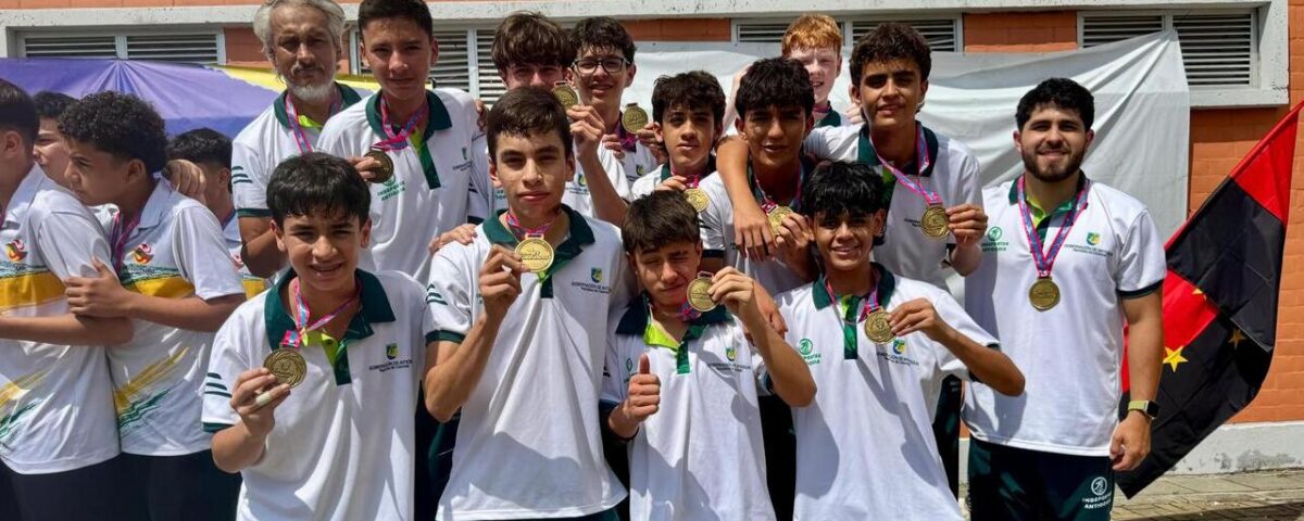 Jugadores y entrenadores del seleccionado de balonmano prejuvenil masculino muestran, con orgullo, su medalla dorada que los acredita como campeones nacionales de los Juegos Intercolegiados 2025.