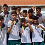 Jugadores y entrenadores del seleccionado de balonmano prejuvenil masculino muestran, con orgullo, su medalla dorada que los acredita como campeones nacionales de los Juegos Intercolegiados 2025.