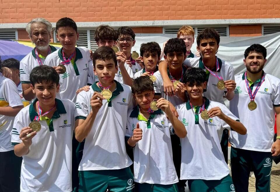 Jugadores y entrenadores del seleccionado de balonmano prejuvenil masculino muestran, con orgullo, su medalla dorada que los acredita como campeones nacionales de los Juegos Intercolegiados 2025.