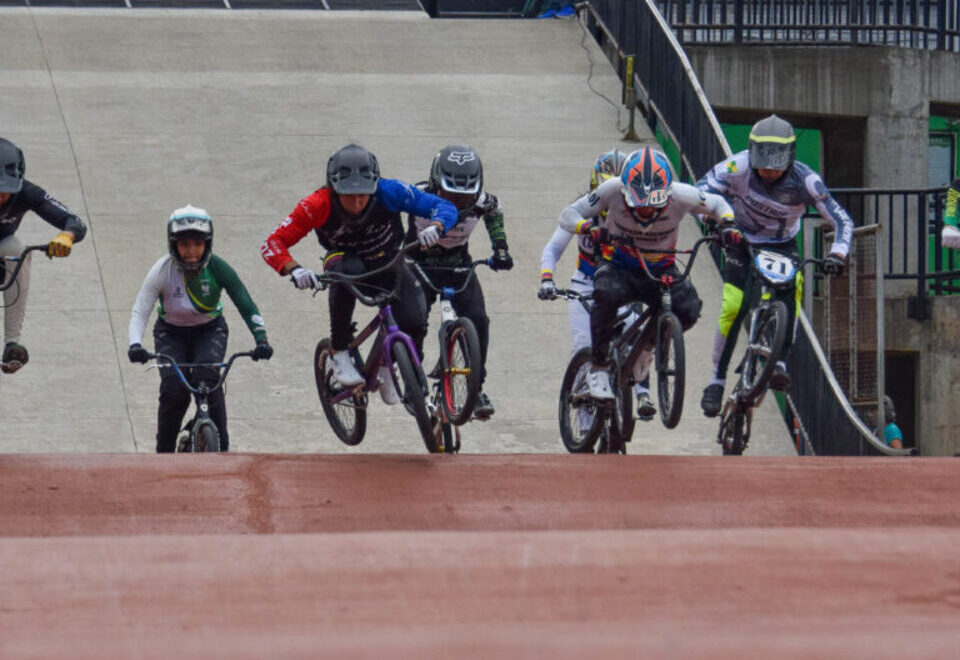 Bicicrosistas antioqueños se preparan en competencias internacionales rumbo a los Juegos Deportivos Nacionales 2027