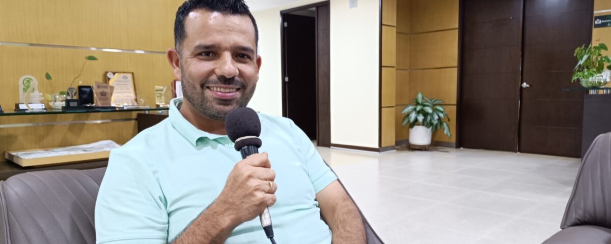 En la imagen de arriba, Jhony Alberto Marín Muñetón, alcalde del municipio de Toledo