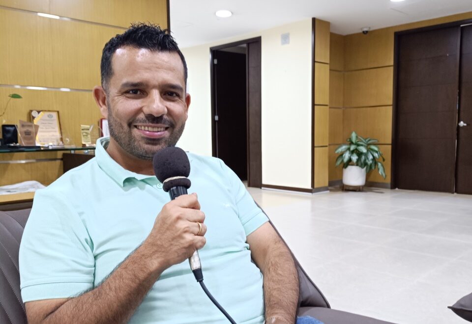 En la imagen de arriba, Jhony Alberto Marín Muñetón, alcalde del municipio de Toledo