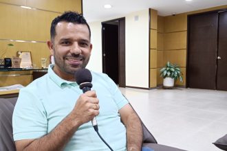 En la imagen de arriba, Jhony Alberto Marín Muñetón, alcalde del municipio de Toledo