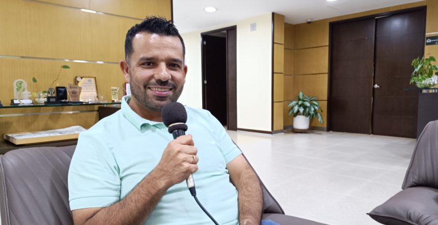En la imagen de arriba, Jhony Alberto Marín Muñetón, alcalde del municipio de Toledo