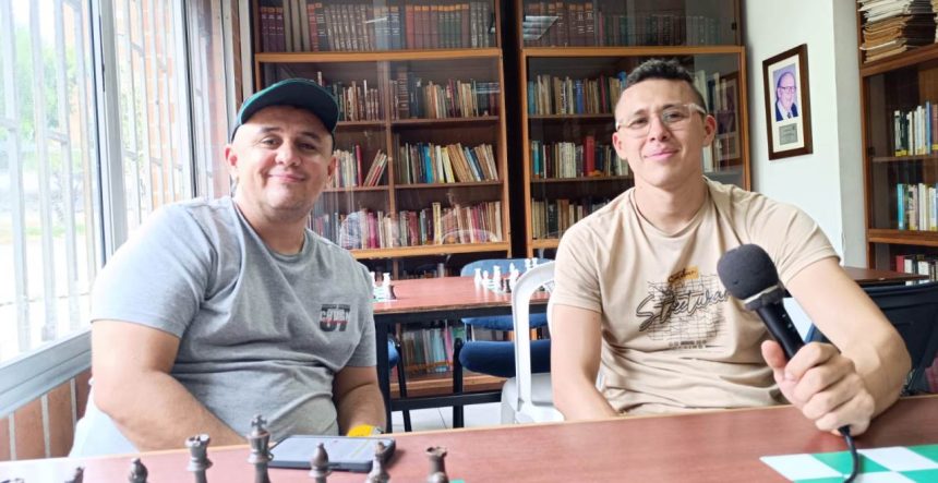 Norbey Rodríguez Álvarez, director ejecutivo de la Liga de Ajedrez de Antioquia y Esteban Alberto Valderrama Quiceno, deportista y entrenador de ajedrez de Antioquia.