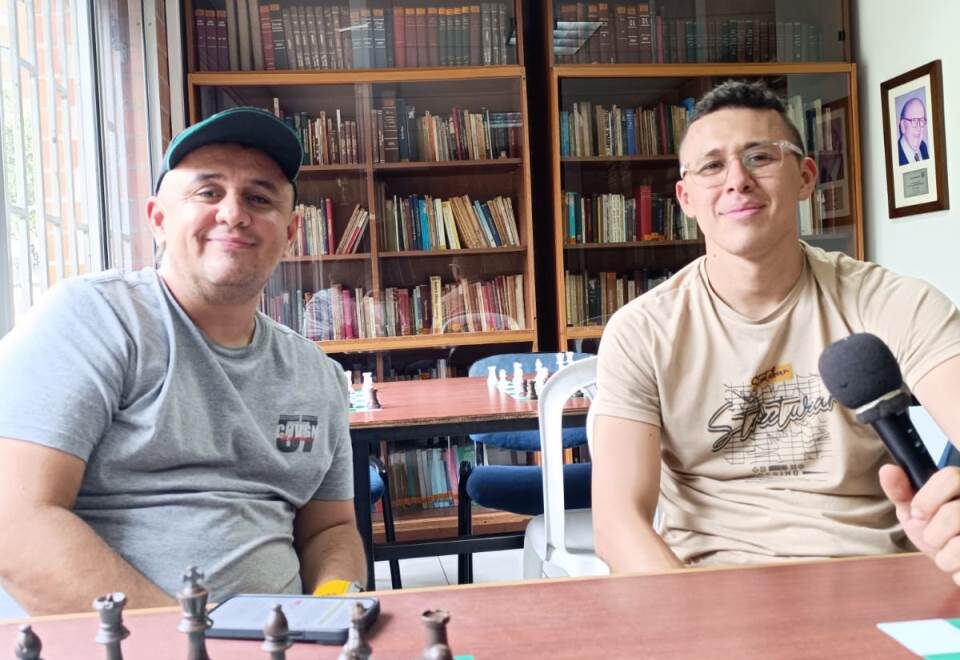 Norbey Rodríguez Álvarez, director ejecutivo de la Liga de Ajedrez de Antioquia y Esteban Alberto Valderrama Quiceno, deportista y entrenador de ajedrez de Antioquia.