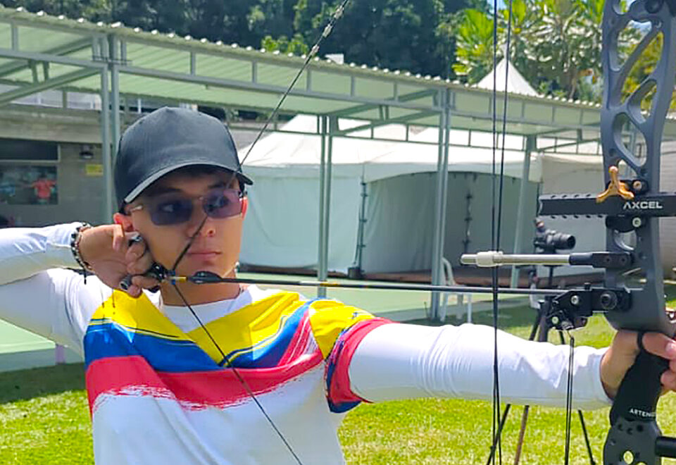 Con la camiseta tricolor puesta y la mira fija en el objetivo. Juan Andrés Restrepo Villa, U21, compite en el Campeonato Panamericano de Tiro con Arco dejando en alto el nombre de Colombia