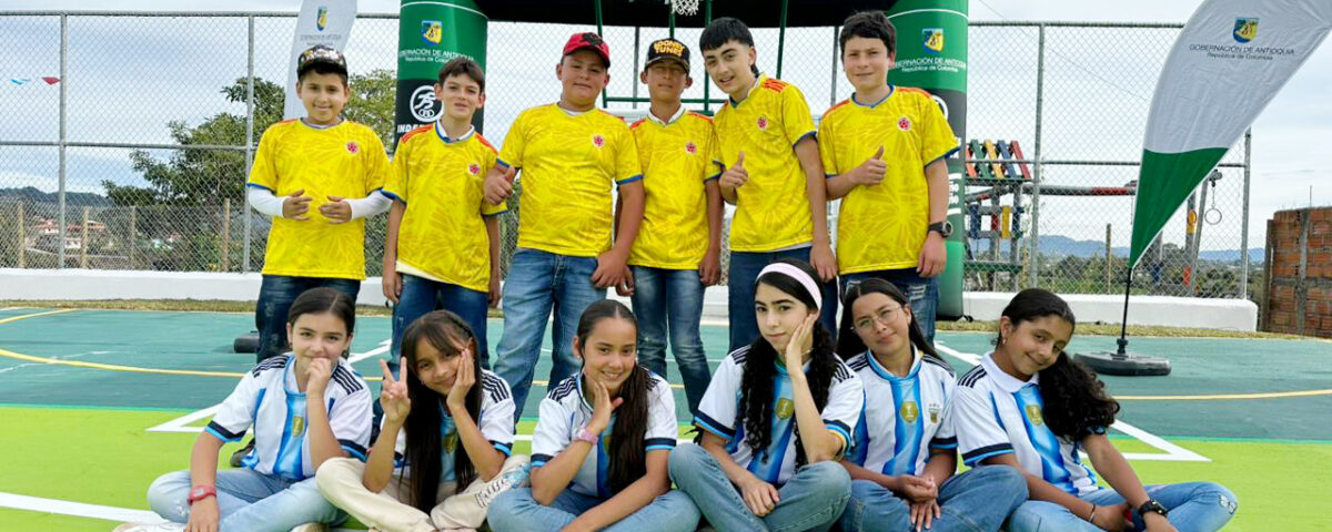Niños y jóvenes de la Escuela Comunal de la Vereda Pantanillo, estrenando la Placa Polideportiva