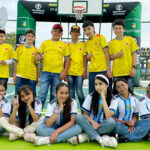 Niños y jóvenes de la Escuela Comunal de la Vereda Pantanillo, estrenando la Placa Polideportiva