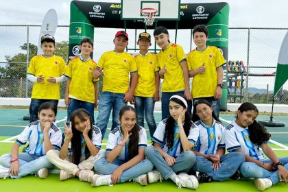 Niños y jóvenes de la Escuela Comunal de la Vereda Pantanillo, estrenando la Placa Polideportiva