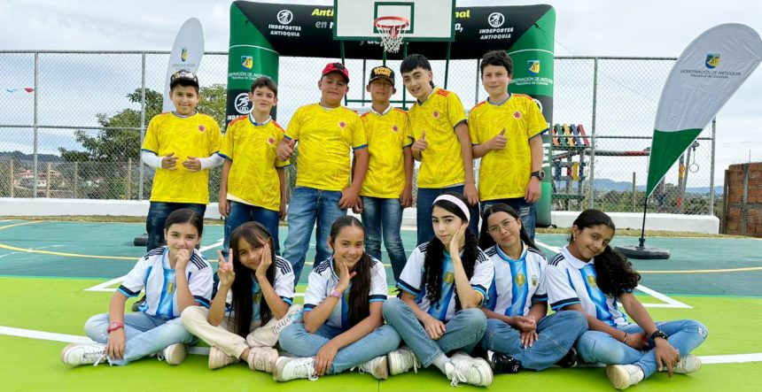 Niños y jóvenes de la Escuela Comunal de la Vereda Pantanillo, estrenando la Placa Polideportiva