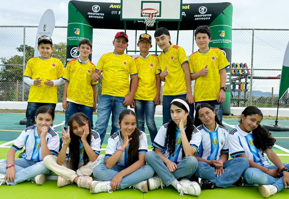 Niños y jóvenes de la Escuela Comunal de la Vereda Pantanillo, estrenando la Placa Polideportiva