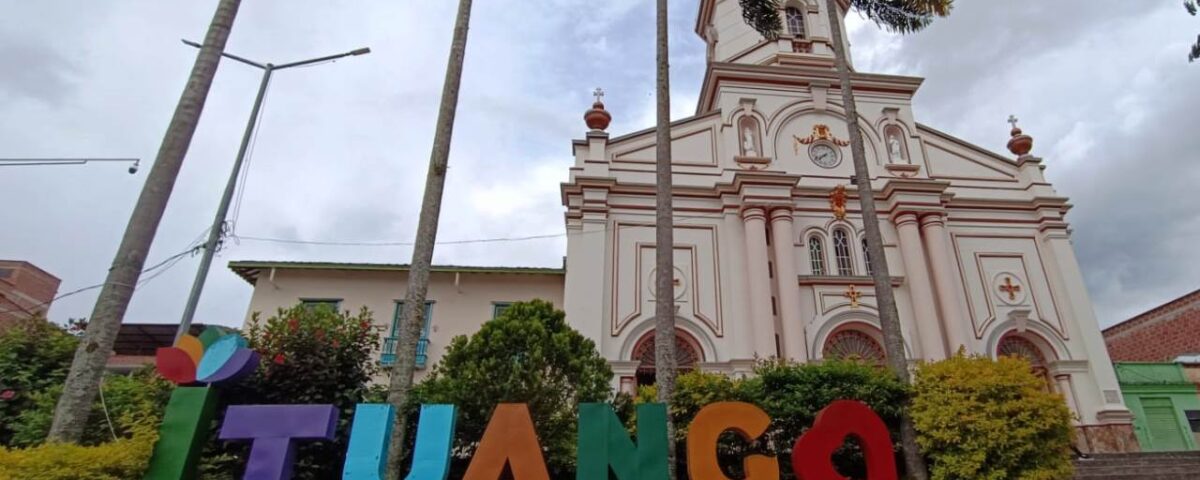 Parque principal y templo de Ituango