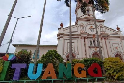 Parque principal y templo de Ituango