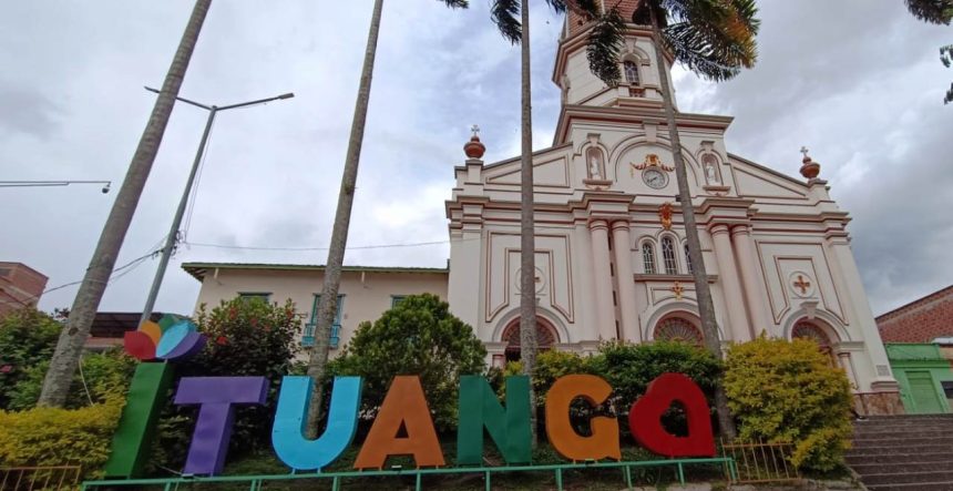 Parque principal y templo de Ituango