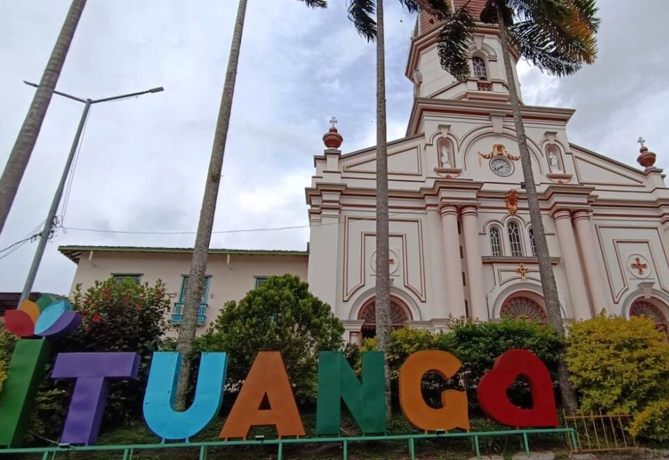 Parque principal y templo de Ituango
