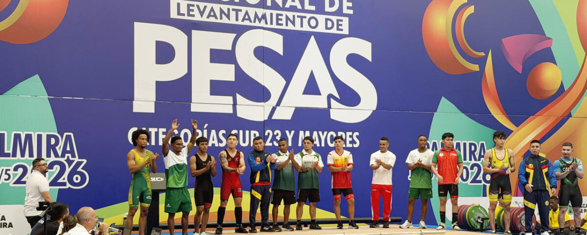 Presentación de pesistas en el Campeonato Nacional de Levantamiento de Pesas Mayores.