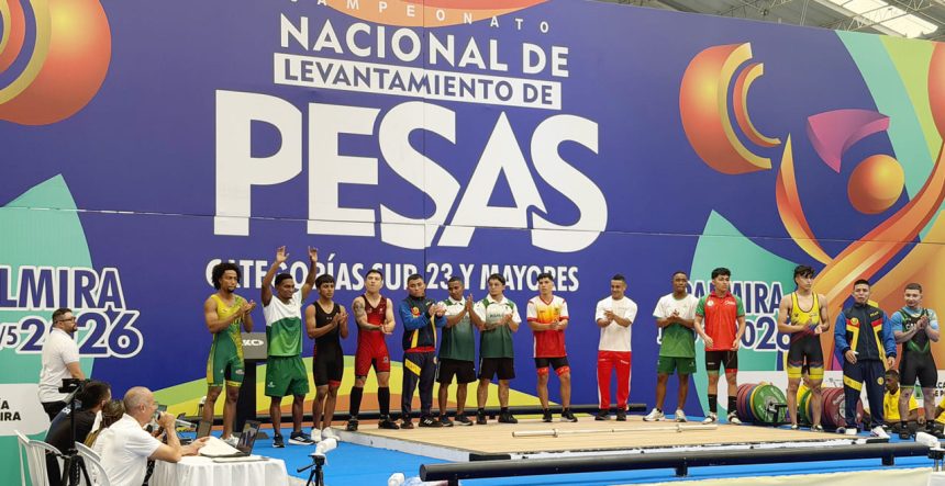 Presentación de pesistas en el Campeonato Nacional de Levantamiento de Pesas Mayores