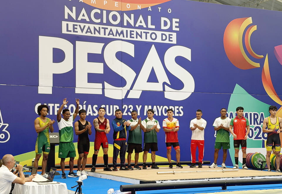 Presentación de pesistas en el Campeonato Nacional de Levantamiento de Pesas Mayores.