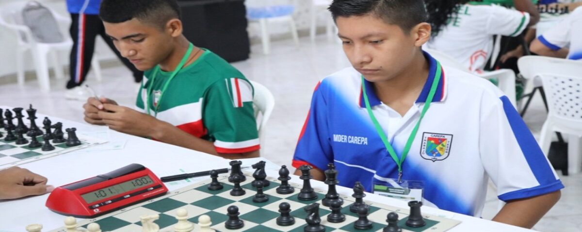 Deportista de ajedrez de Carepa en acción.