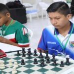 Deportista de ajedrez de Carepa en acción.