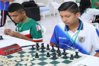 Deportista de ajedrez de Carepa en acción.