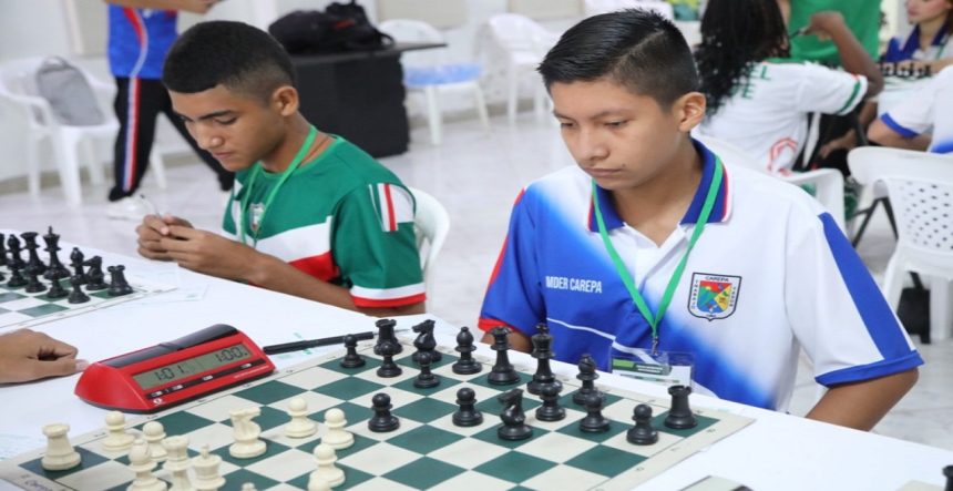 Deportista de ajedrez de Carepa en acción.