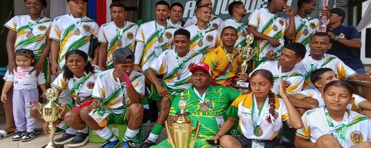 (En la foto de @loaizal, integrantes de la delegación de El Bagre, campeona general de los Juegos Campesinos "Héroes de la Tierra" de Norte y Bajo Cauca de Antioquia)