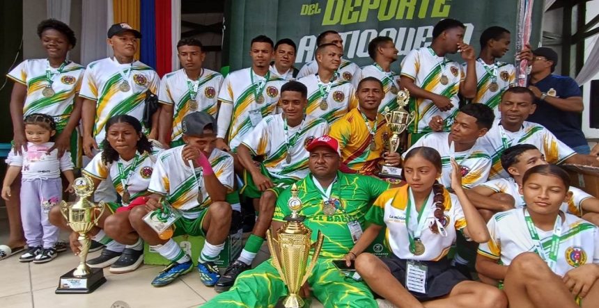 (En la foto de @loaizal, integrantes de la delegación de El Bagre, campeona general de los Juegos Campesinos "Héroes de la Tierra" de Norte y Bajo Cauca de Antioquia)